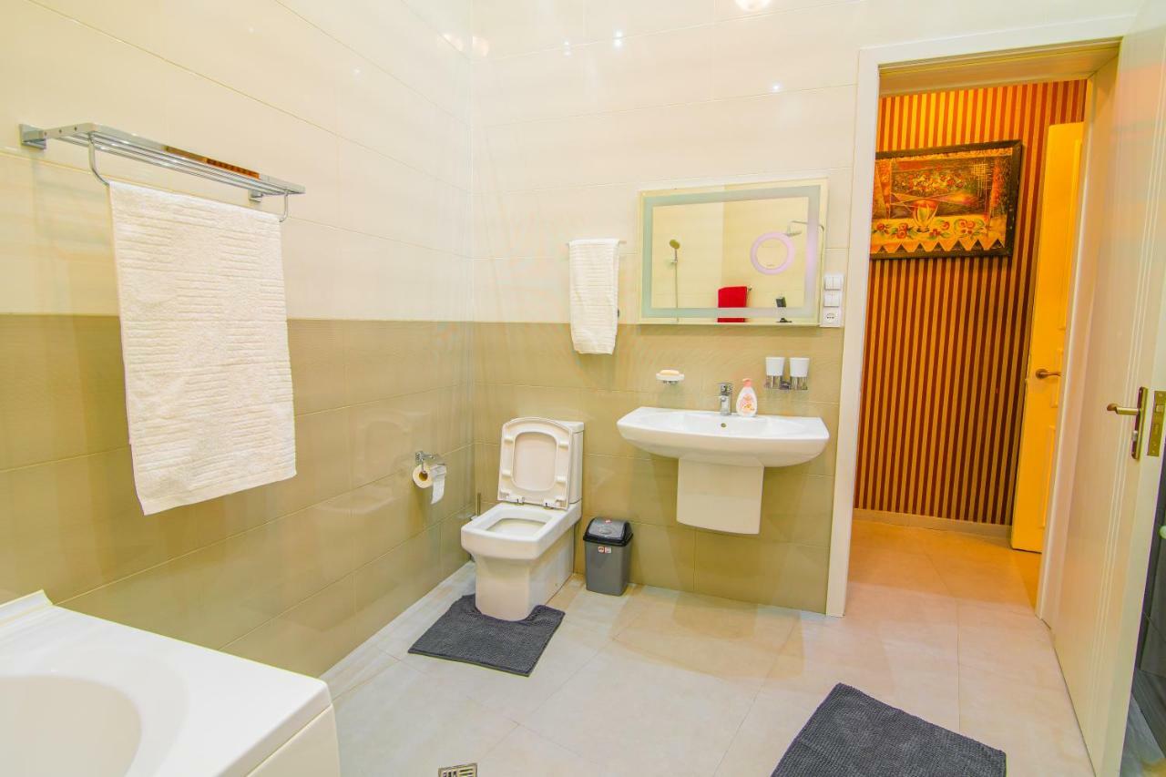 Solo Apartment In City Center Tbilisi Bagian luar foto
