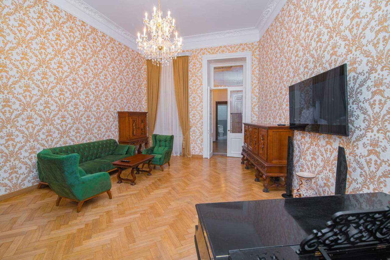 Solo Apartment In City Center Tbilisi Bagian luar foto